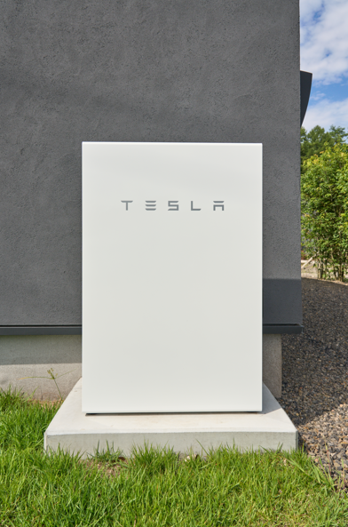 軽井沢の別荘で実現する、太陽光パネルとテスラ製蓄電池のある暮らし　